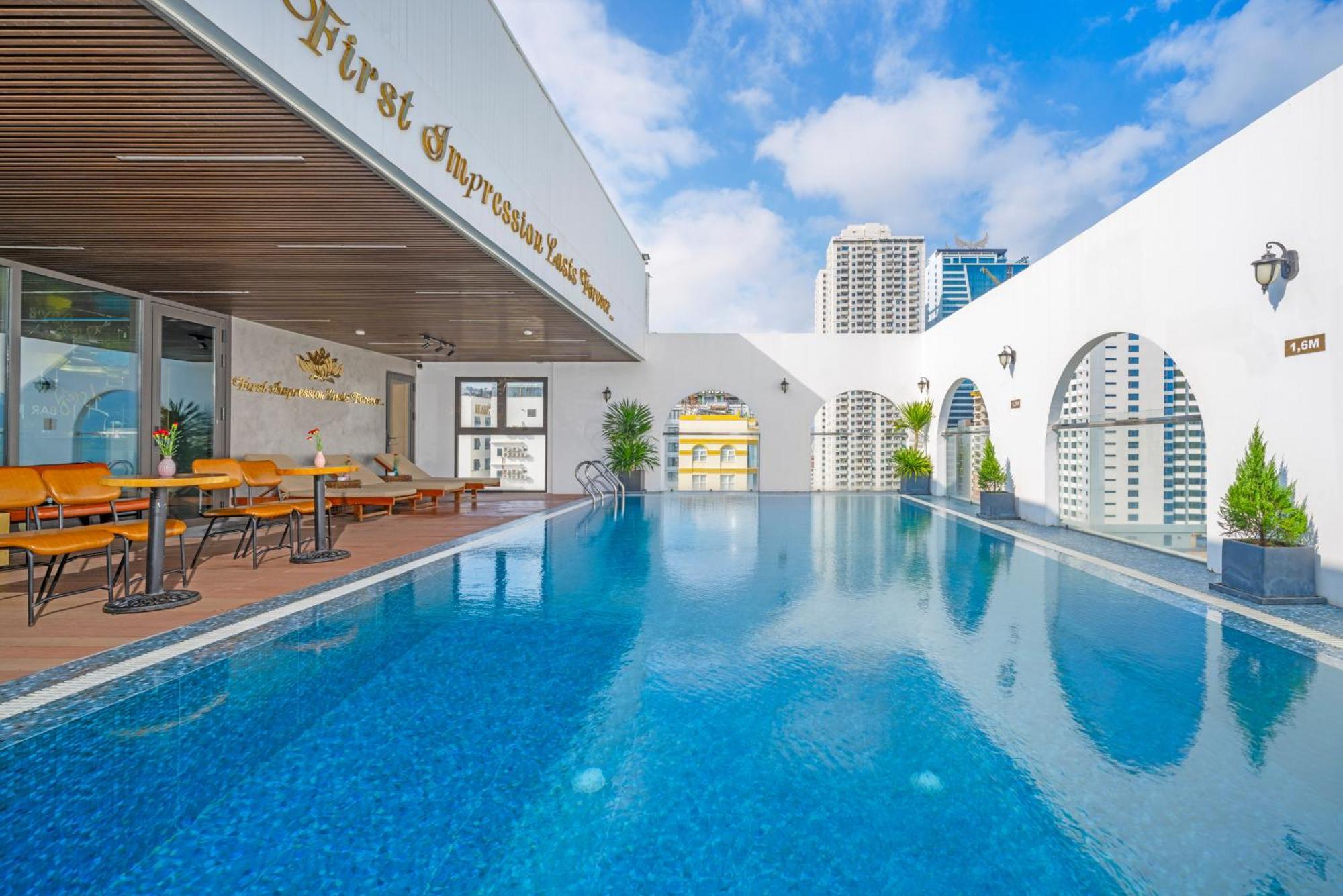 Golden Lotus Hotel Da Nang - Rooftop Bar Sea View Екстер'єр фото